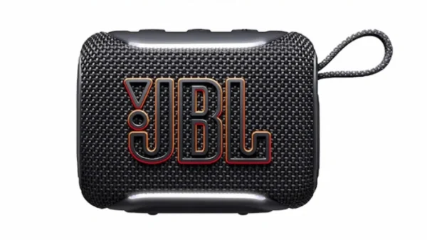 Vista frontal del parlante JBL Go 5 color negro disponible en Smartic.